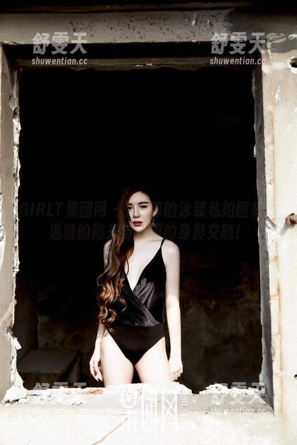 GIRLT果团网 - 龚玥菲的泳装私拍图集：温暖的阳光与妩媚的身影交融！