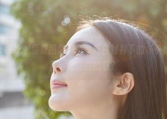 MiiTao蜜桃社 – 免费图集：伊素妍白衬衫下的‘小秘密’——其实是迷路的猫？