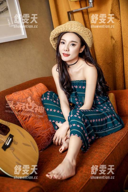 TouTiao头条女神 - 婚纱图包：秦若兮优雅到让我觉得我连穿拖鞋都不够资格。