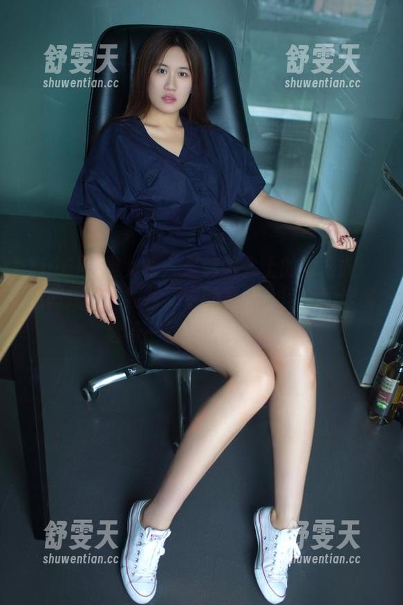 TuiGirl推女郎 - 圣诞晚会上的夏婉婉：原图成了“图片”中的舞王，每个动作都透着一丝滑稽的魅力！