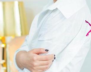 UGirls尤果网 – 于梓馨海边作品：沙滩比心动好，资源却一样珍贵！