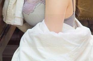 UGirls尤果网 – 杨果果的白裙私房照片：图片捕捉的每个瞬间都很有戏