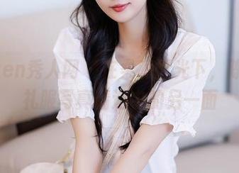 Xiuren秀人网 – 在柔和灯光下，陈大榕礼服写真精选中的另一面