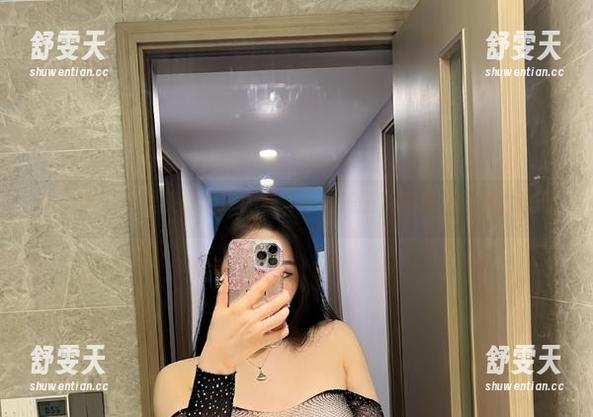 微密圈 - 不爱笑的赛琳的极致性感美图，瞬间点燃你的幻想