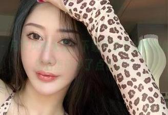 微密圈 – 吊带风格大赏：下载不爱笑的赛琳的美图，生活怎能少了点色彩？