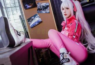 仙女月亮下的户外时光：看看这作品，是否你的心也在颤动？