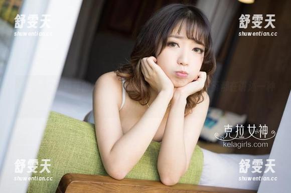 克拉女神 - 慕菲的户外写真之旅：图册里的每一页都在讲述一种自由的感觉。