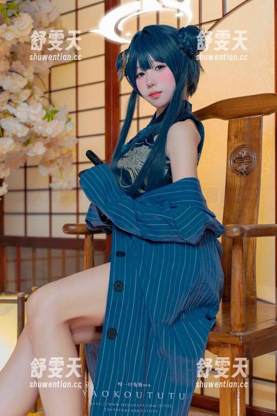 双人漫步时光：咬人小小兔的美图资源在阳光下闪烁