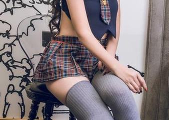 头条女神 – 文雪丝袜原图分享，光影交错中的瞬间美感