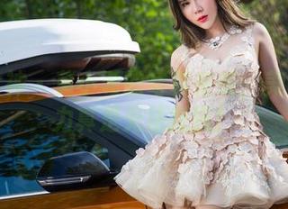 头条女神 – 莫小希的写真来袭：美脚的魅力真是无法抵抗！