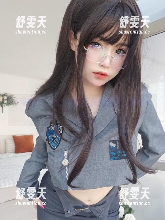 不可错过：女主K最新灰丝图片，眼前一亮