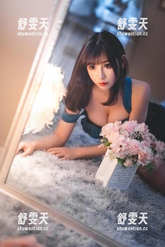 在小酥酱的OL高清写真中：仿佛触碰到了光线的柔软