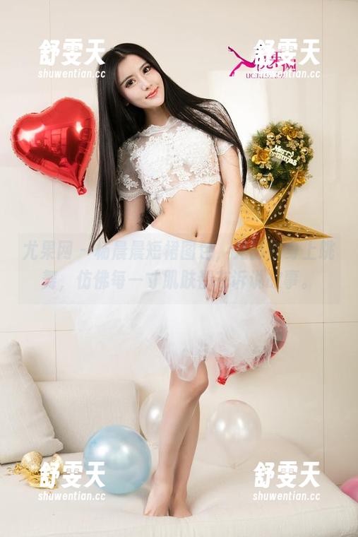 尤果网-杨晨晨 尤果网 - 杨晨晨短裙图包,光影在身上跳舞,仿佛每一寸肌肤都在诉说故事。