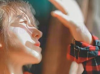 樱晚gigi最新图册：秋日私语，树影摇曳间你听到了吗？