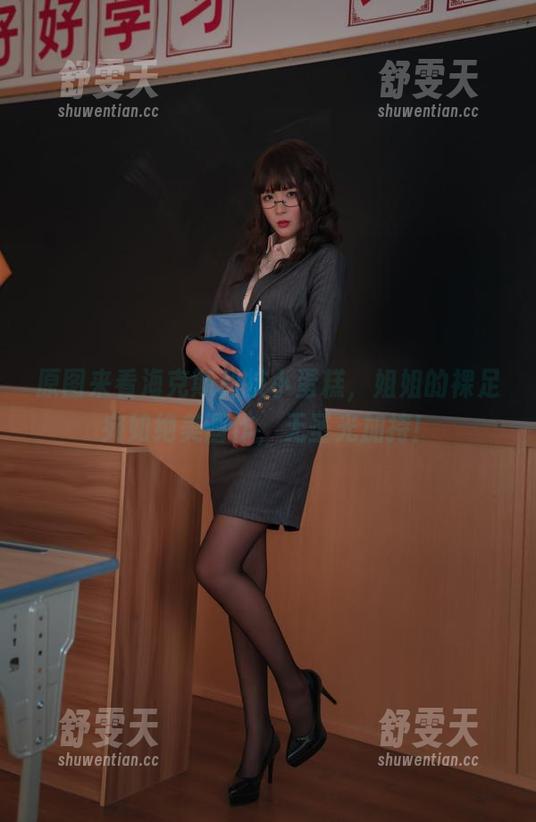 原图来看海克斯科技小蛋糕，姐姐的裸足宛如绝美画作，无圣光加持！