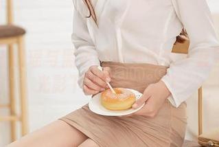 爱丝 – 瑶瑶与黑色的非主流青年套图——光影下的奇妙冒险！