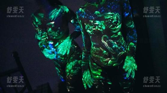 甜糖大魔王的又一力作，粉色兔兔原图更新，画面里的每一寸都让我想起棉花糖的柔软。