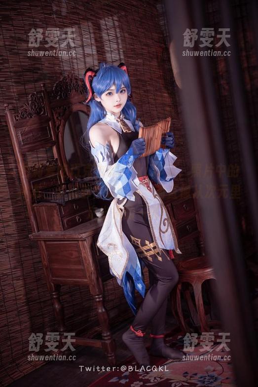 白莉爱吃巧克力的miku作品，照片中的神态、姿势都恰到好处，简直像从次元里走出来的一样！