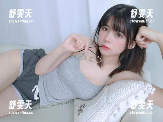 眼酱大魔王w的蕾丝写真，免费下载中，快来找乐子！