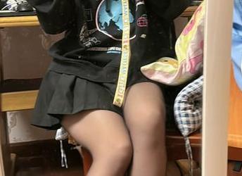 这就是神沢永莉的新写真：卫衣前开+黑丝牛仔裤，真香！