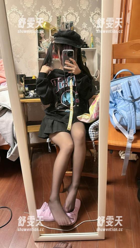 这就是神沢永莉的新写真：卫衣前开+黑丝牛仔裤，真香！