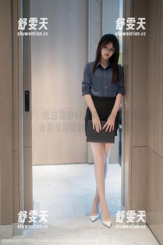 秀人网 - 吃白菜的vi菜菜泳池时光机合集：光影与回忆编织的奇妙作品