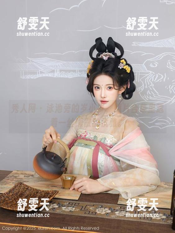 秀人网 - 泳池旁的岁小岁，照片合集里透着一丝懒散的优雅。