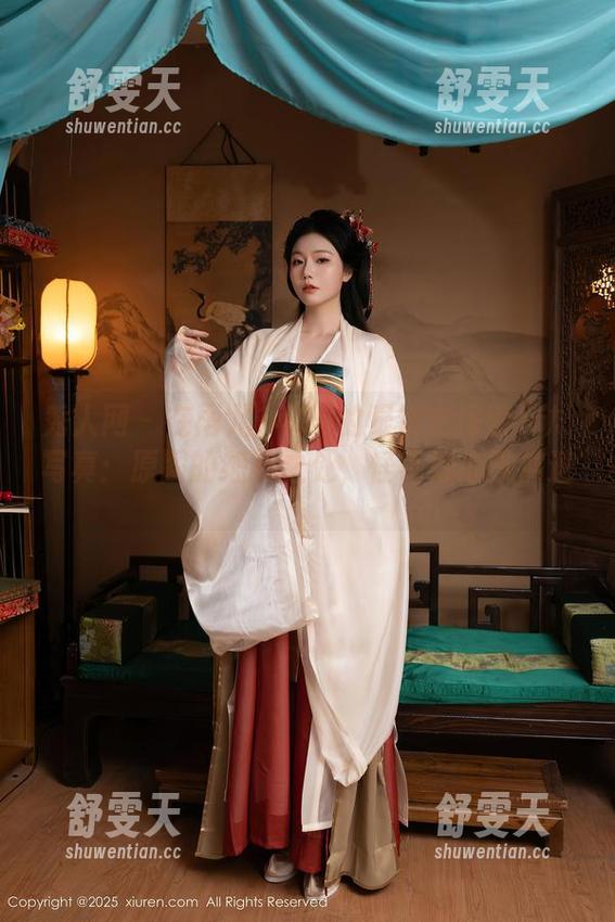 秀人网 - 在雨儿1494的眼镜中探索した写真：原图的细腻之处，怪不得心跳加速。