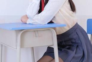 稚乖画册 – 赤西夜夜全套短裙写真，光影下的秘密