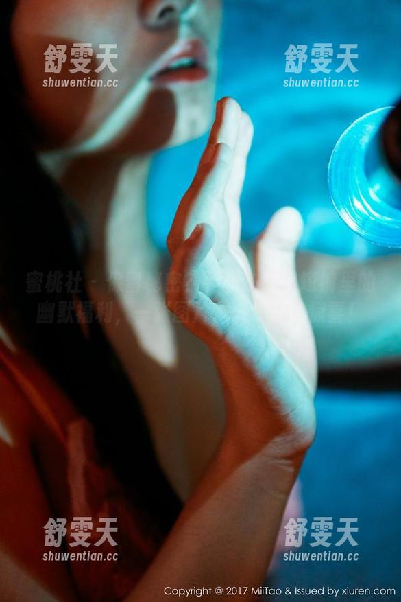 蜜桃社-许思铭 蜜桃社 - 保留秘密?看看许思铭短裤里的幽默福利,一张图片,一辈子的惊喜!