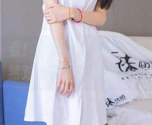 袜啵啵 – 看！小淳最新套图，套装之美竟然对抗了家里的沙发！