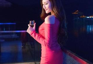 青豆客 – 戴上眼镜，在线解锁朱赢Molly的资源库：趣味无边！