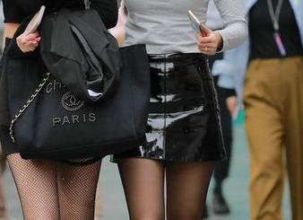 魔镜街拍 – 婷婷分享：薄丝OL美女包臀灰裙里的午后梦境