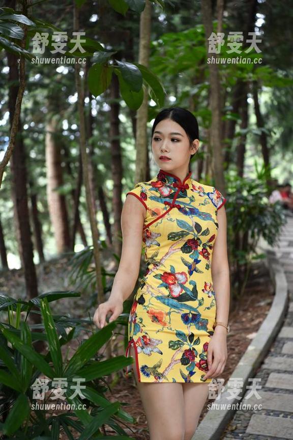 魔镜街拍-婷婷 魔镜街拍 - 婷婷的销售主管日常:当粉裙遇上办公桌的原图合集
