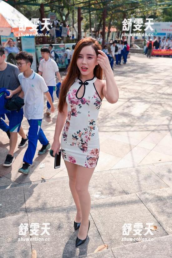魔镜街拍：凯恩镜头下牛仔裙小姐姐的全套图包，简直是视觉的狂欢。